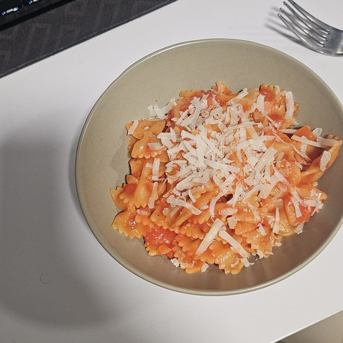 Spicy & Garlicy Cherry Tomato Pasta