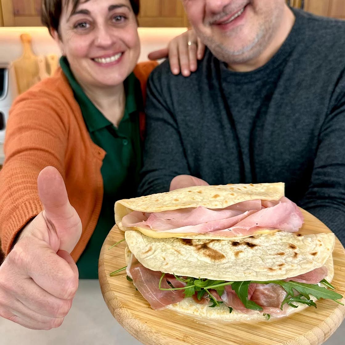 PIADINA PIGRA una ricetta inutile di Marco 😊 In realtà la ricetta è di 🧑‍🍳 Gli ingredienti sono solo tre e la preparazione è ancora più semplice e sono : 1 bicchiere di acqua 1 bicchiere di farina ½ cucchiaino di sale PROCEDIMENTO Mescola tutto fino ad