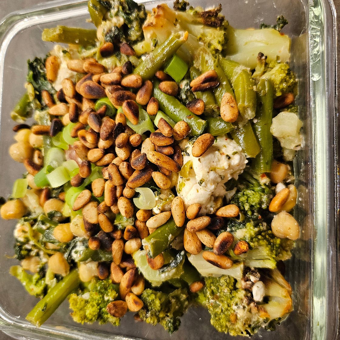 Griechisches Ofengemüse mit Kichererbsen, Brokoli und Feta