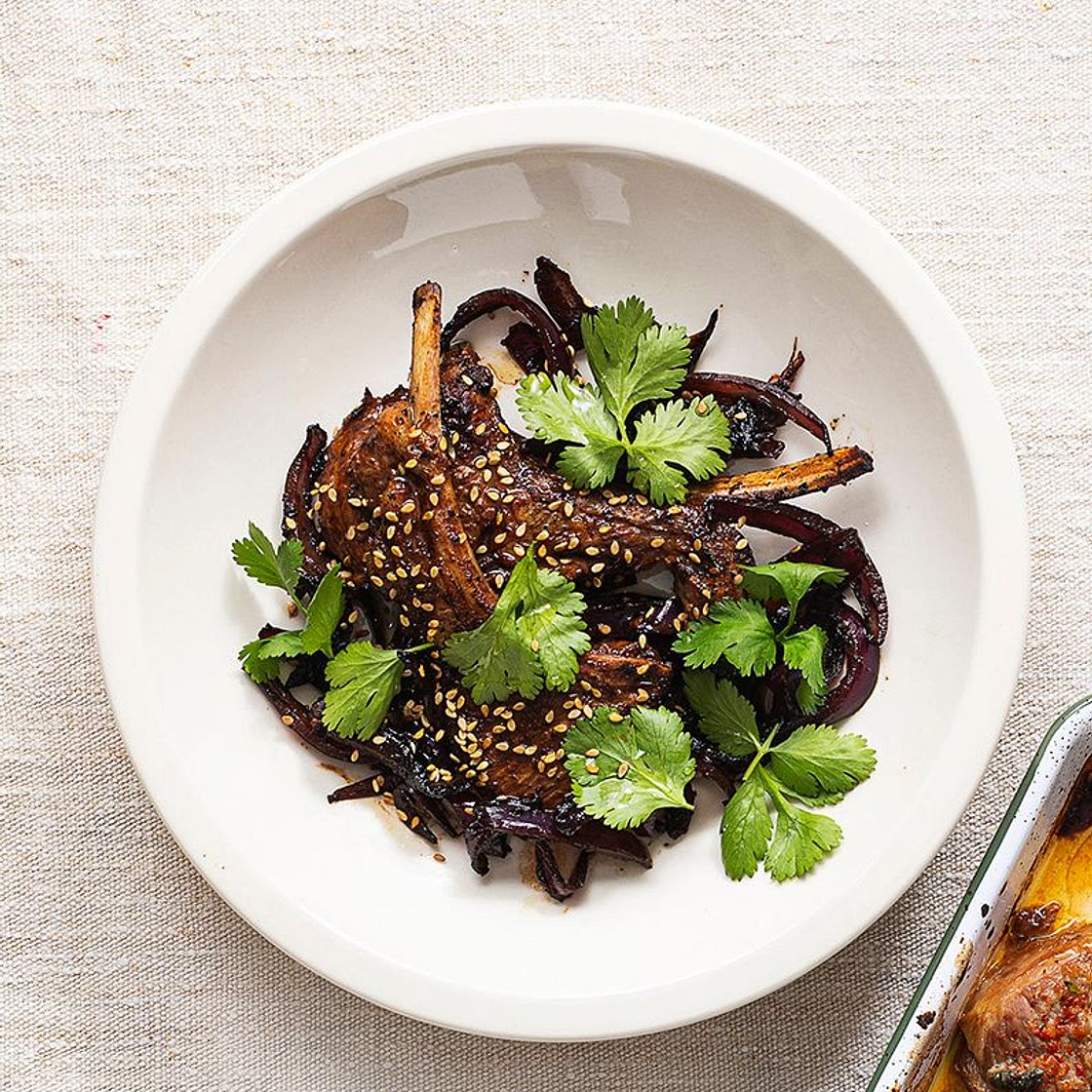 Côtelettes d'agneau, oignon rouge et miso