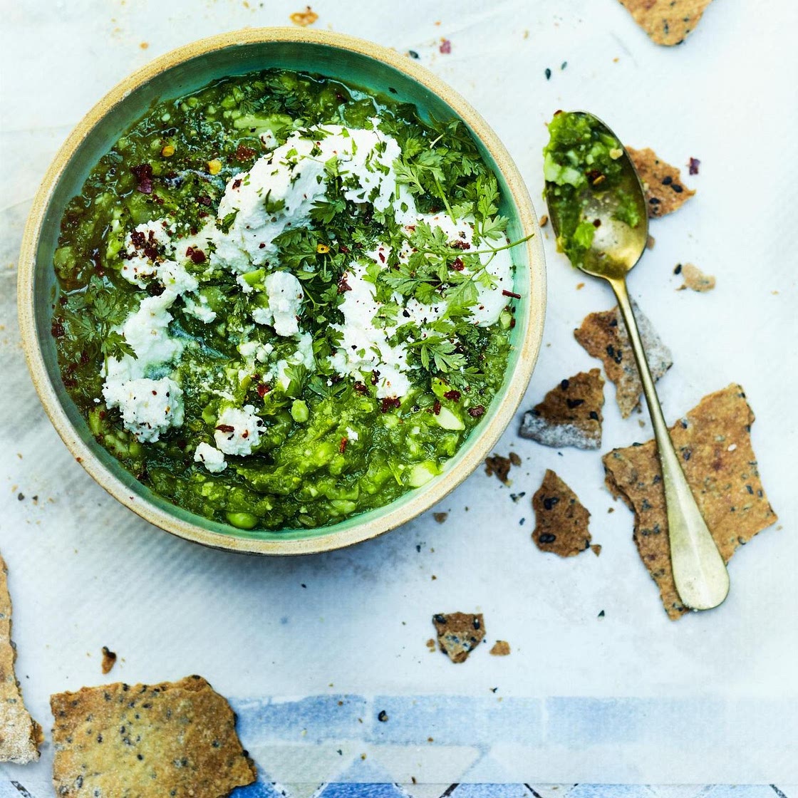 Tartinade fèves et petits pois, crackers au sésame