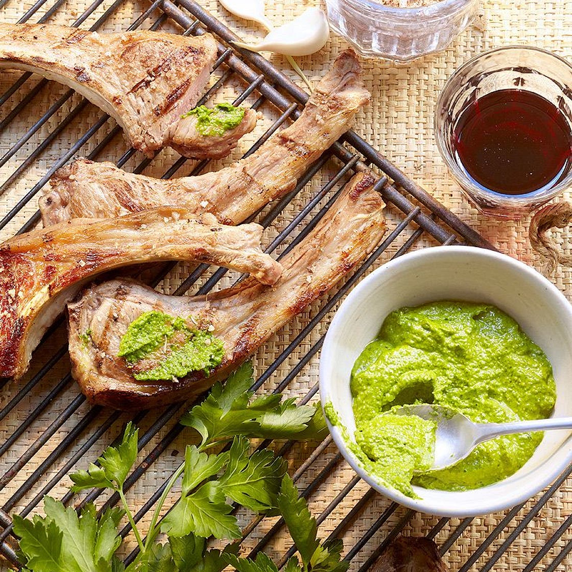 Côtelettes d’agneau grillées, pistou de persil