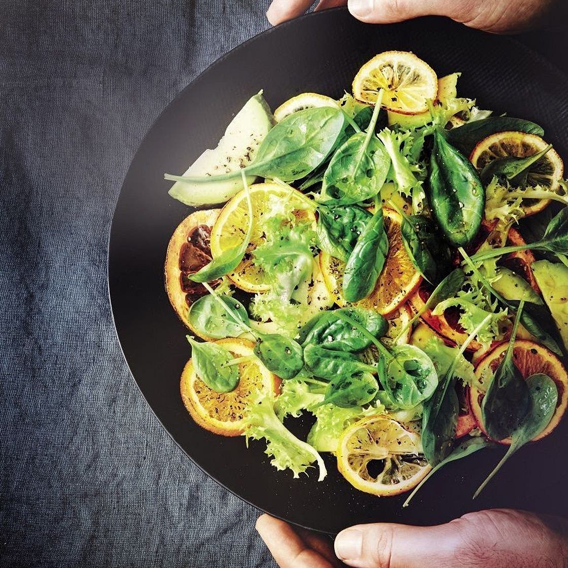 Salade de pousses aux agrumes rôtis et avocat