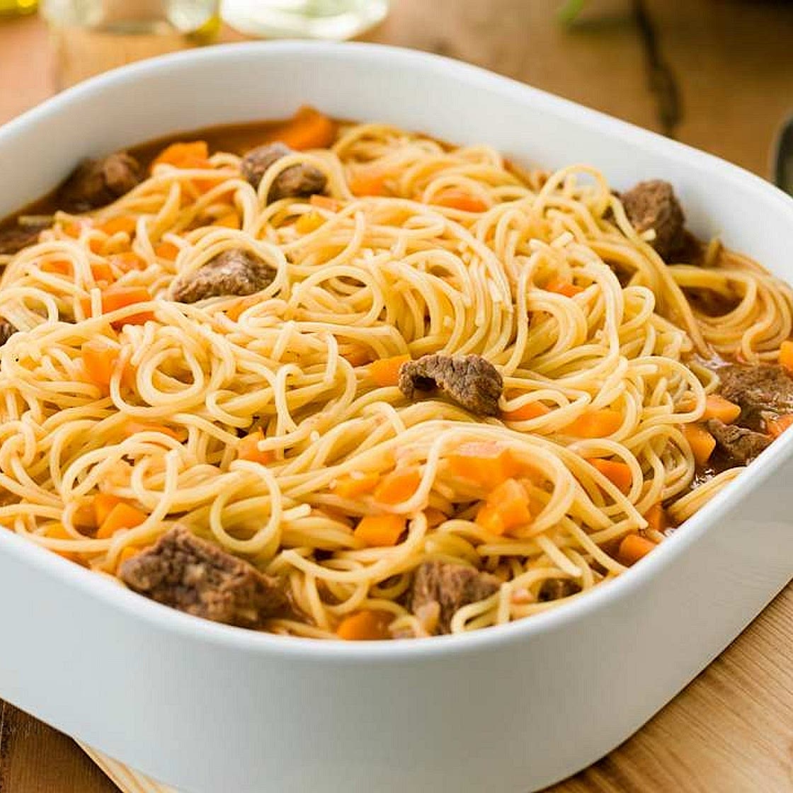 Carne guisada com massa e puré de tomate (sem vinho)