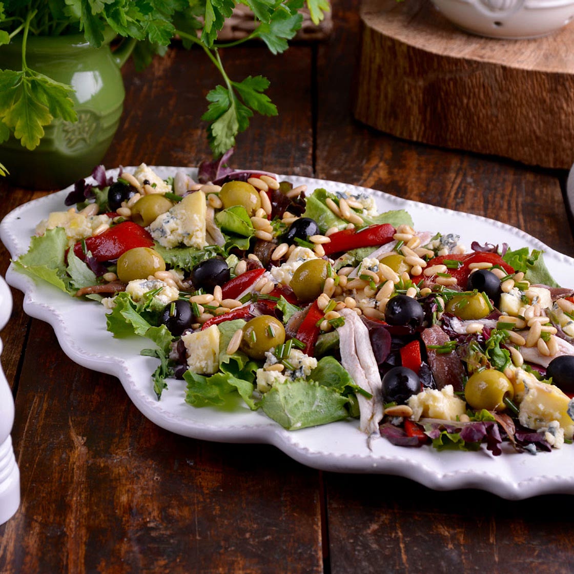 Ensalada de primavera (Ensalada con anchoas, boquerones, pimiento del piquillo y queso azul)