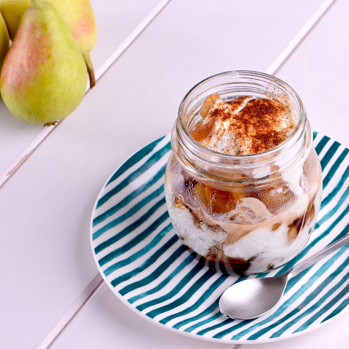 Tarrito de yogur con pera caramelizada y granola