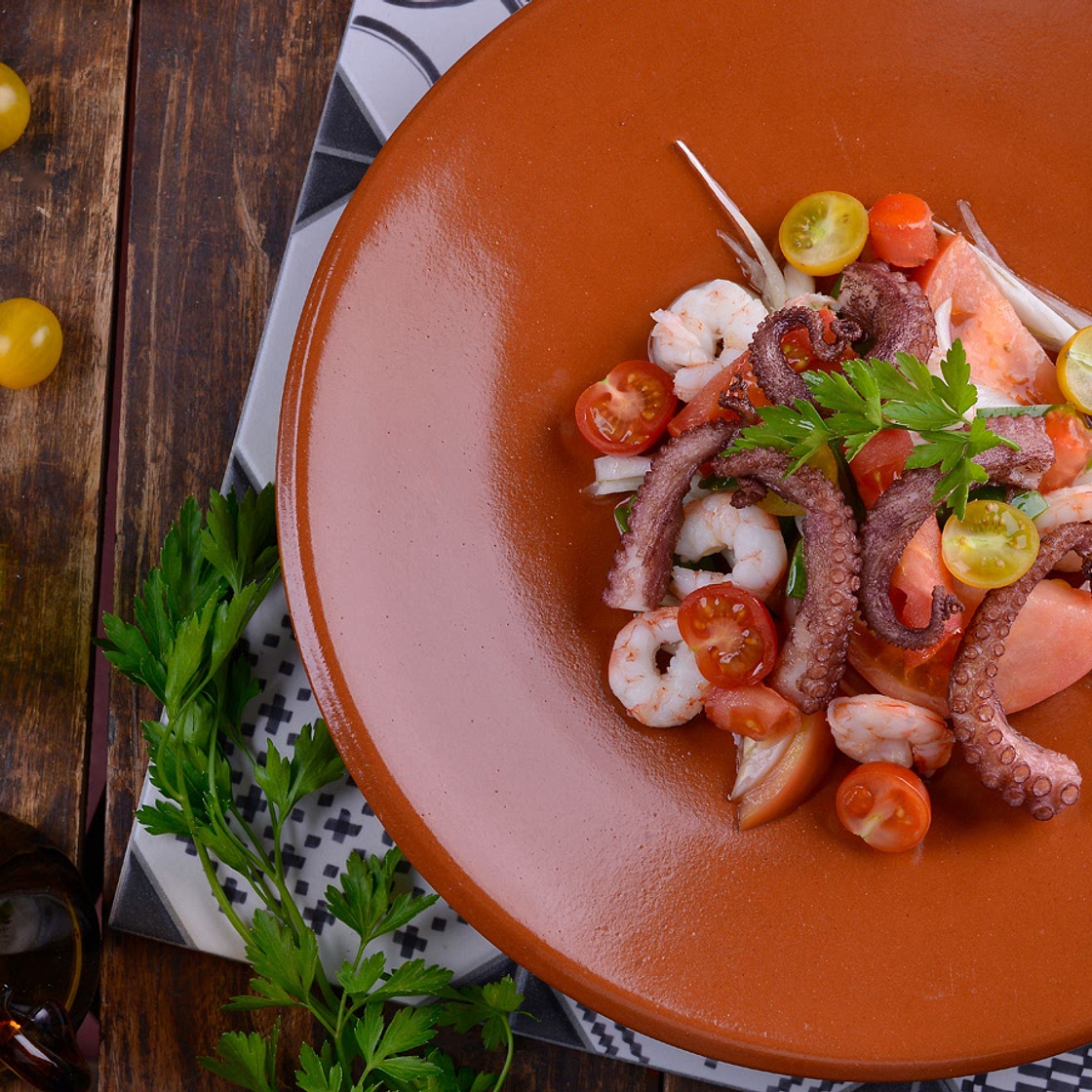 Pipirrana con pulpo y gamba