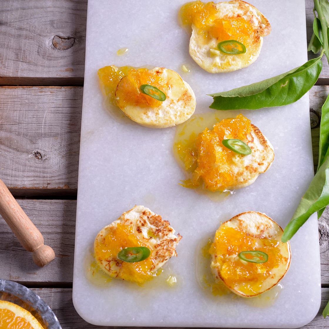 Tortitas de ricotta y huevo con mermelada de naranja