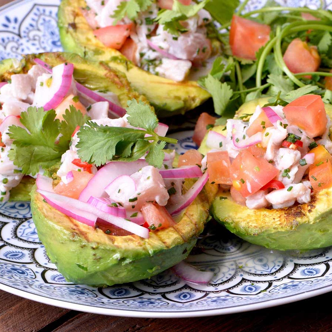 Aguacates al grill rellenos de ceviche de atún