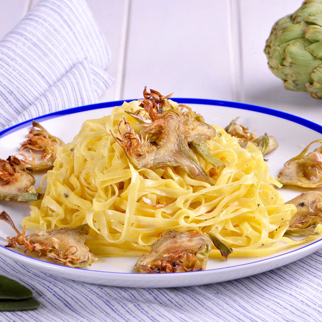 Fetuccini con alcachofas, burro e salvia