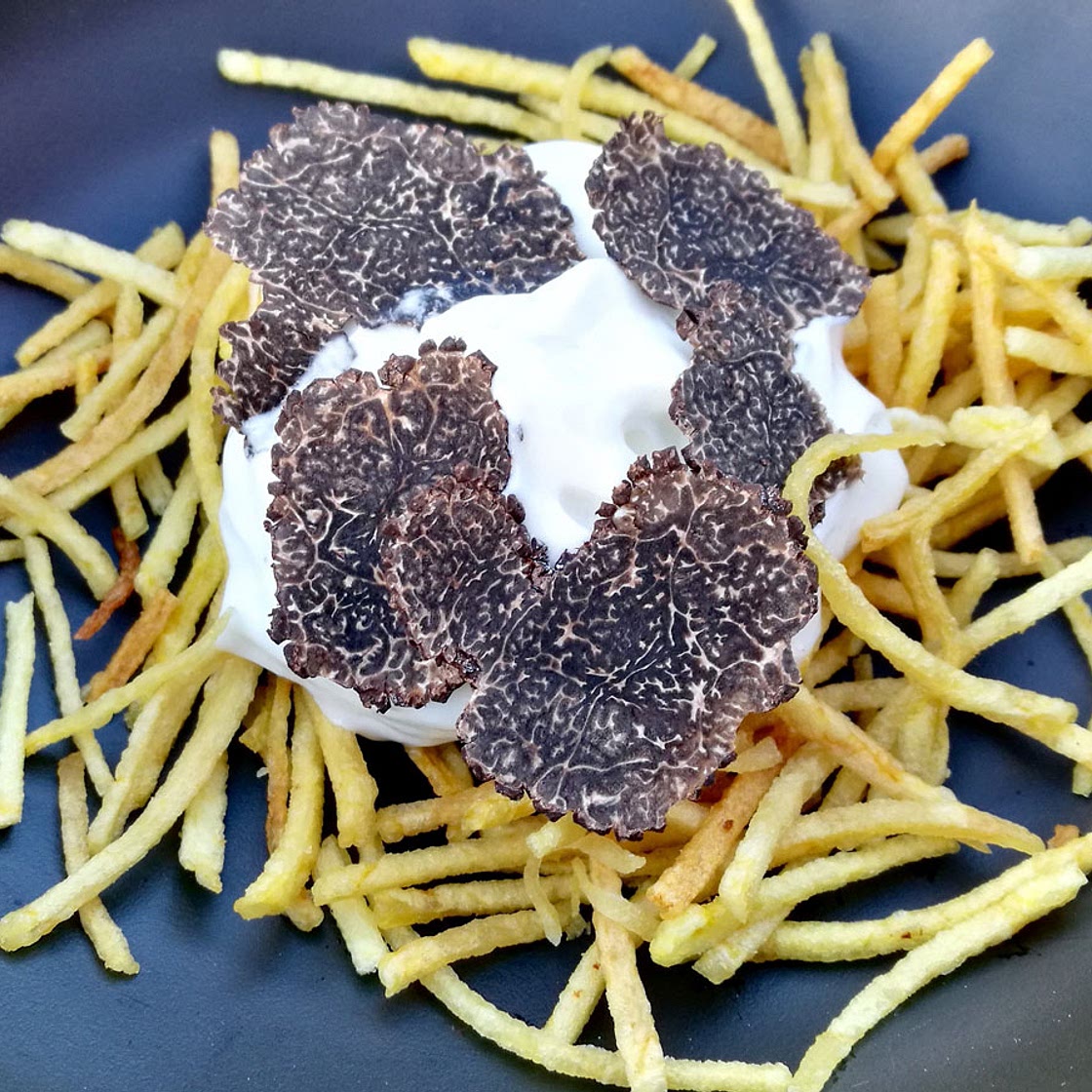 Huevos rotos con trufa de Soria