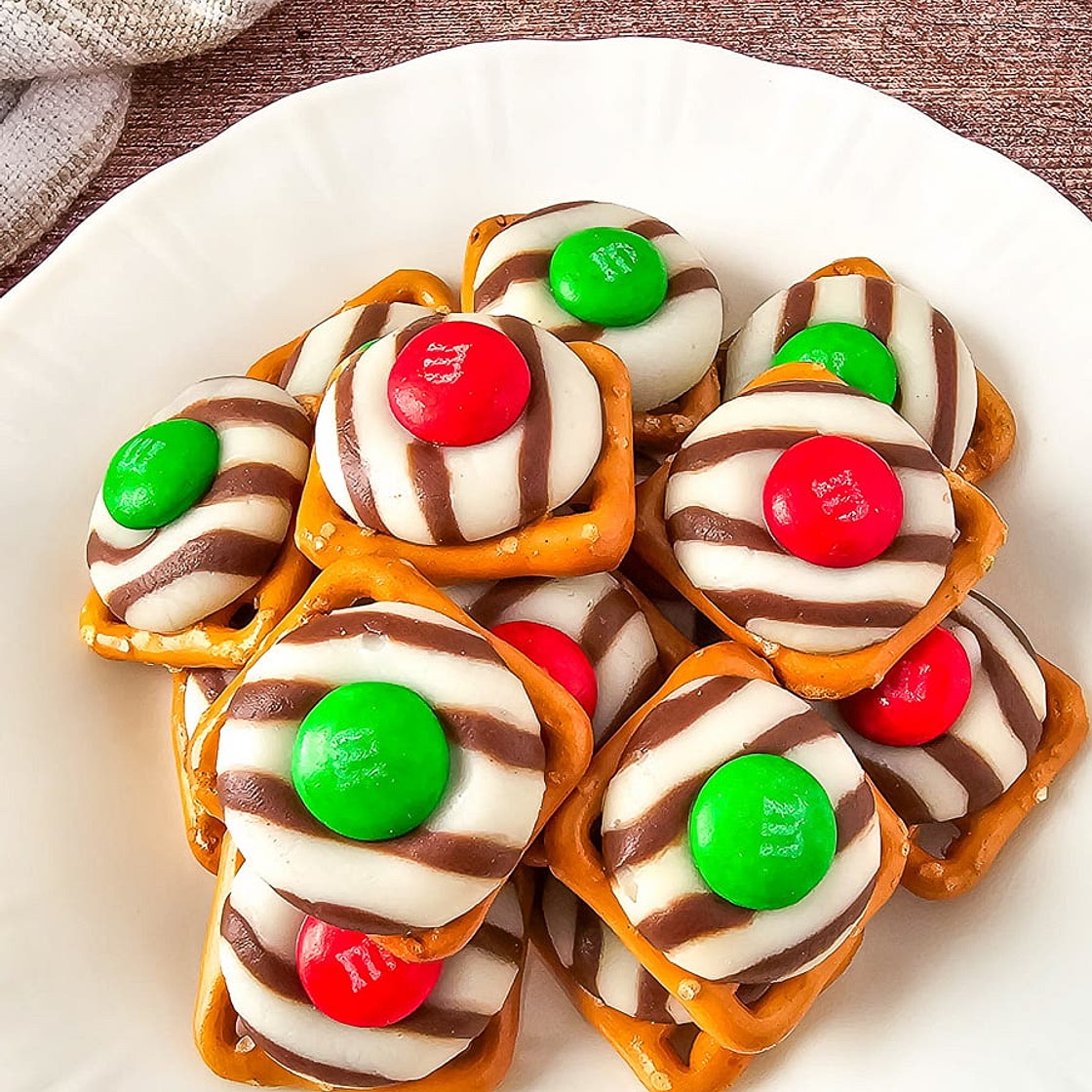 Easy Christmas Pretzels Hugs
