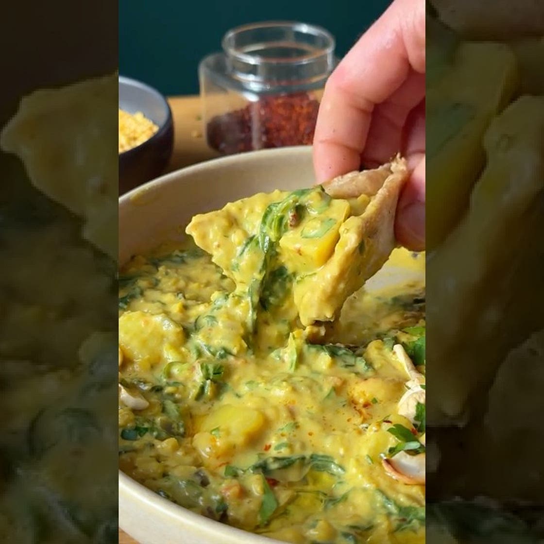 Goldene Linsensuppe mit Kartoffeln & Spinat