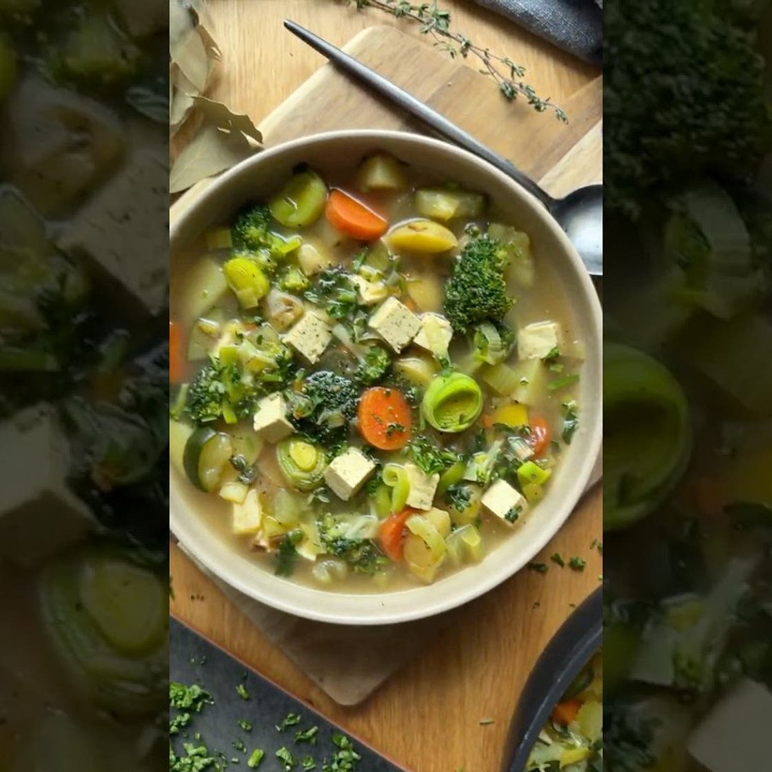 Reichhaltige Gemüsesuppe mit Tofueinlage