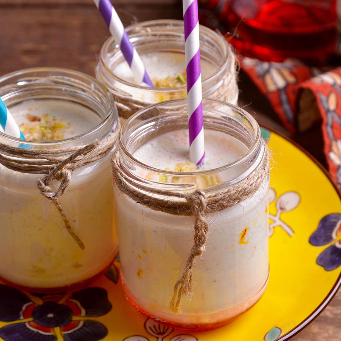 Batido de yogur, azafrán y cardamomo (Kesar elaichi lassi)