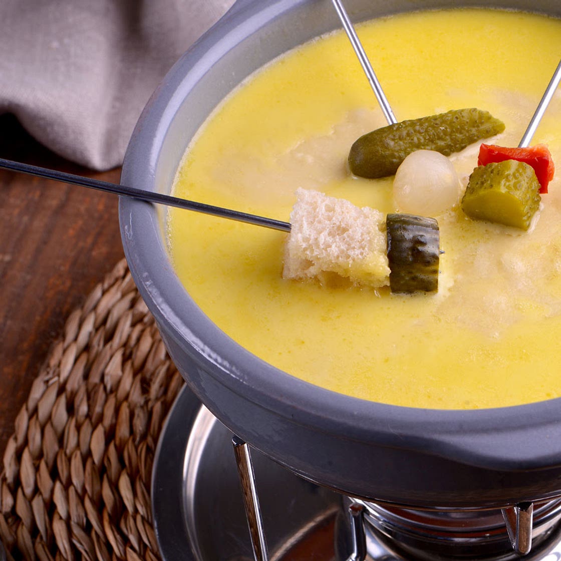 Fondue de queso con encurtidos