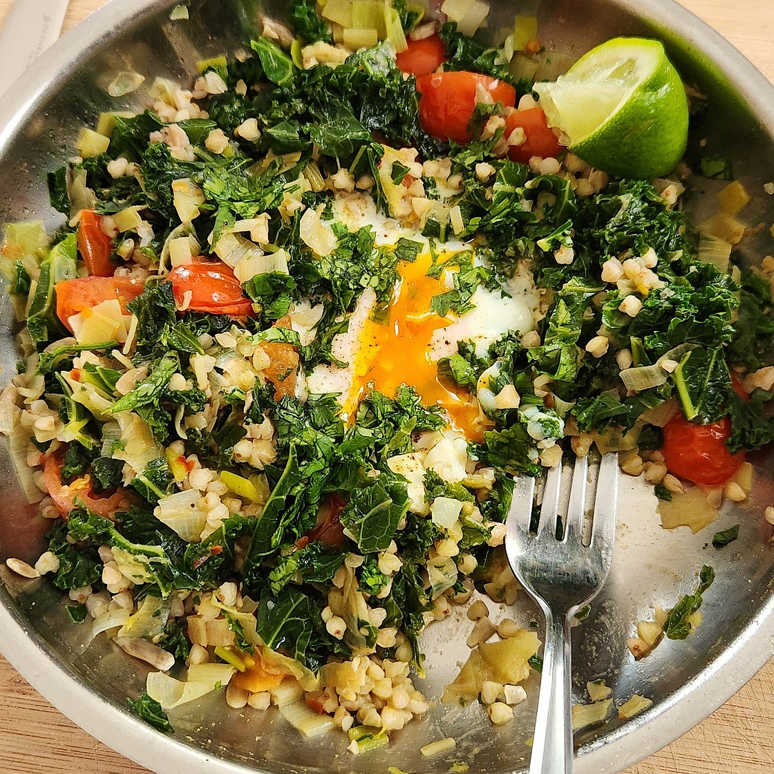 Spicy green shakshuka