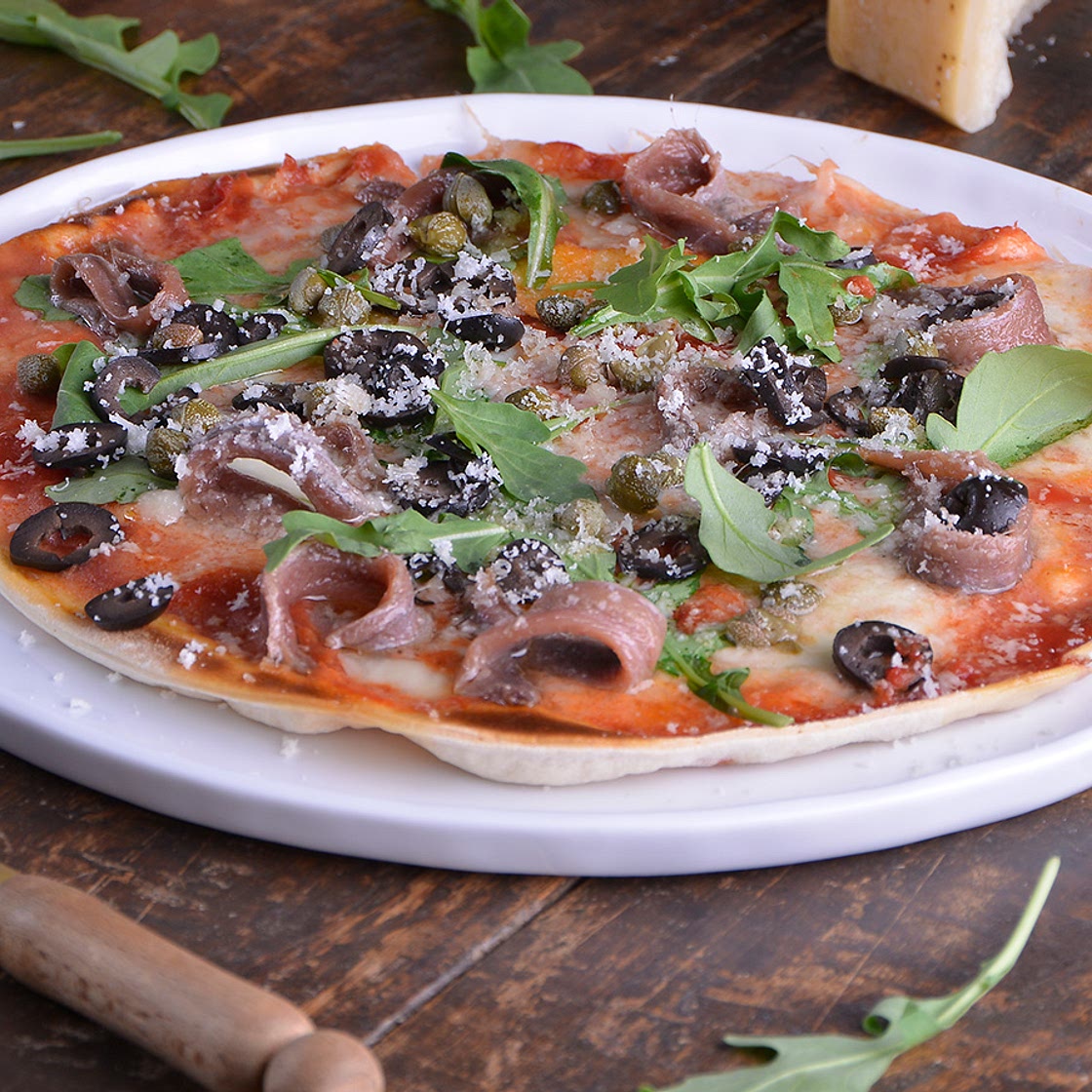Pizza de alcaparras tomate y anchoas
