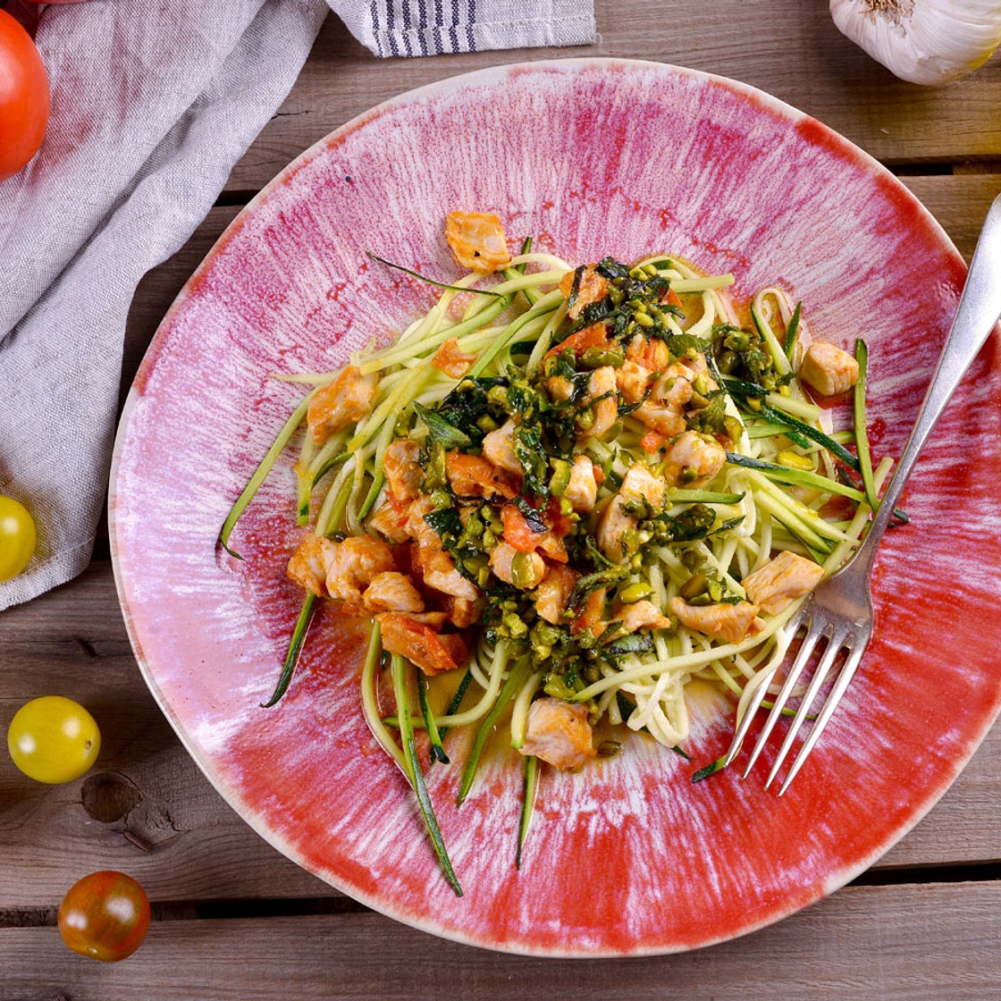 Espaguetis de calabacín con vinagreta de pistachos