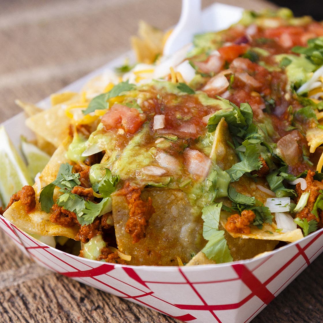 Nachos au guacamole, sauce salsa et cheddar