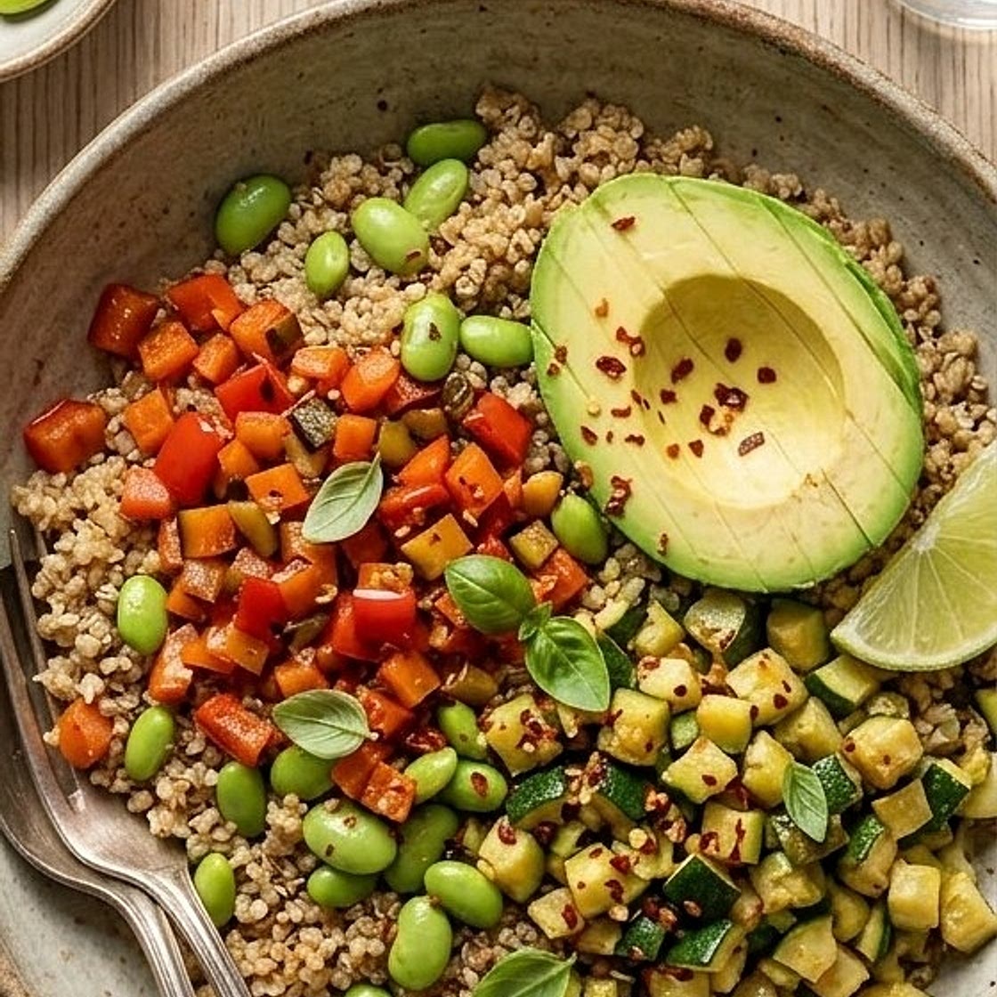 Quinoa-Gemüsepfanne mit Edamame & Avocado