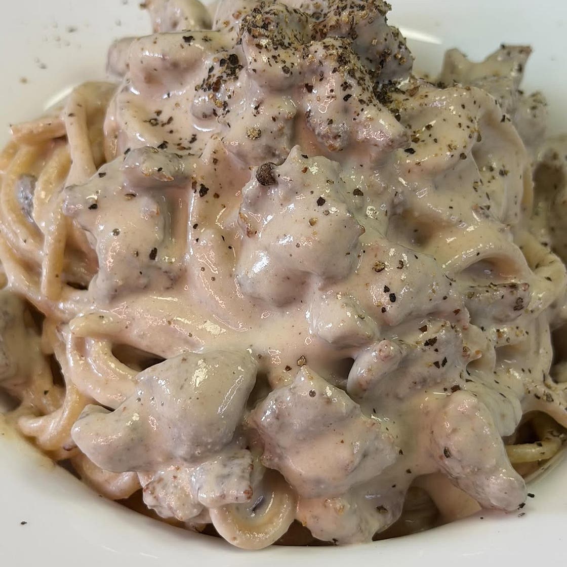 Pasta con crema di noci e salsiccia 😋