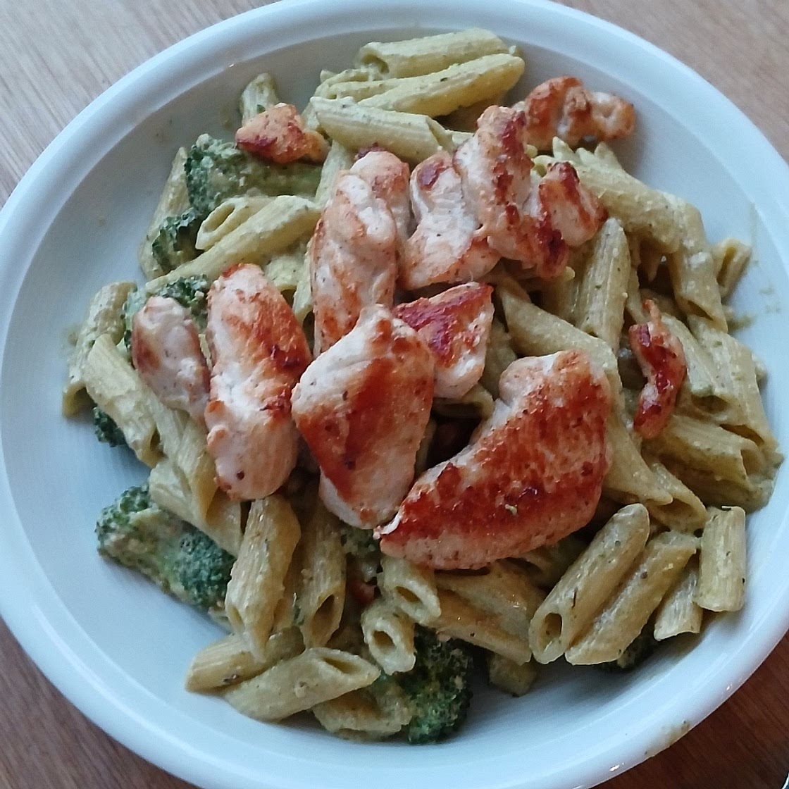 Easy 20 minute Pesto Chicken and Broccoli Pasta