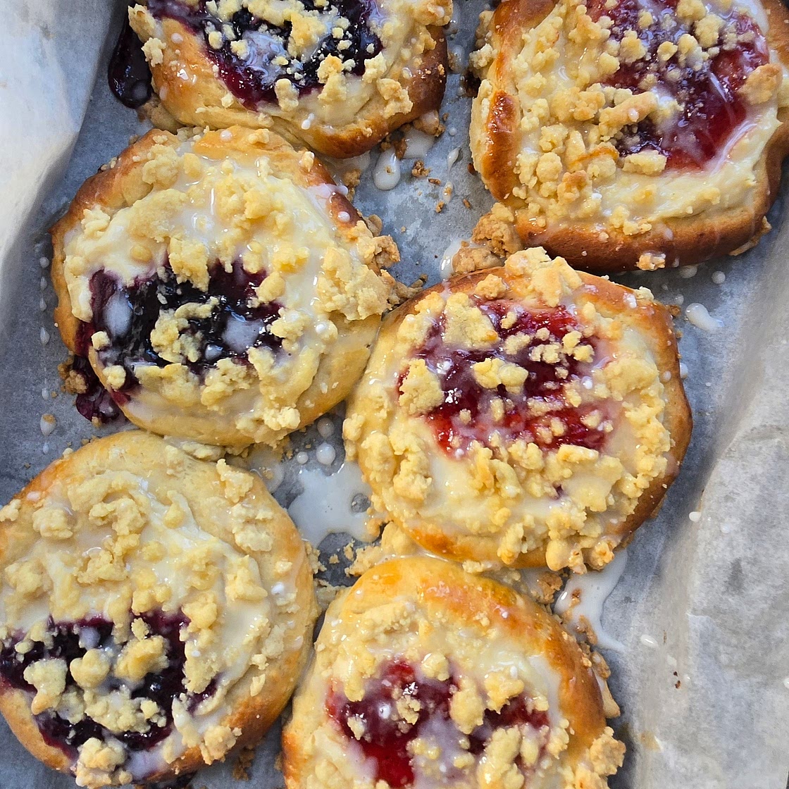 Sweet buns with ricotta and jam - Polish 'Drożdżówki'