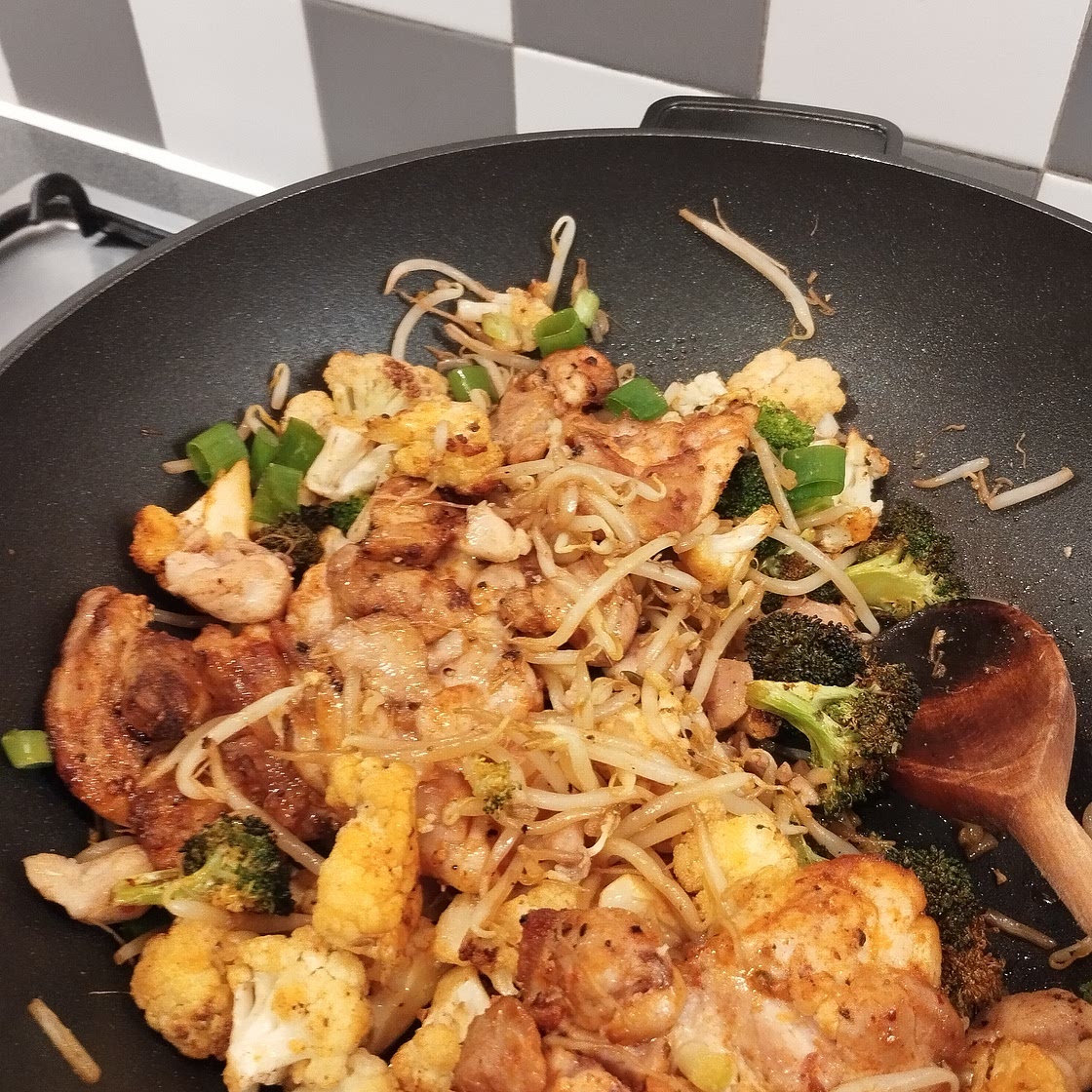 Chicken with bean sprouts and veggies