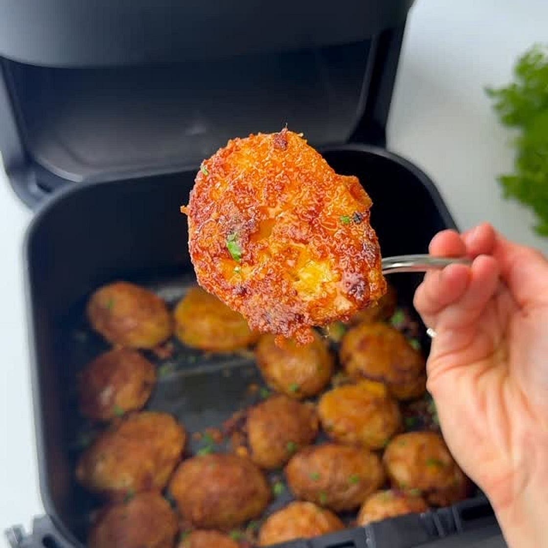 Crispy Parmesan-Kartoffeln aus dem Airfryer 🧄🧈🥔📌 Rezept zum Speichern | Anzeige