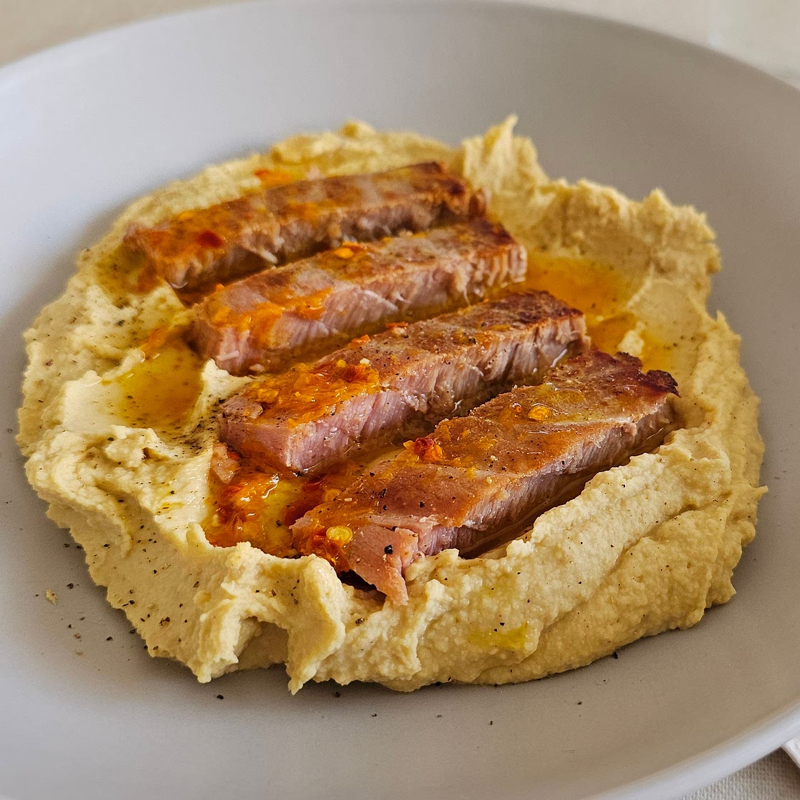 ATÚN CON HUMMUS Y VINAGRETA DE MANDARINA