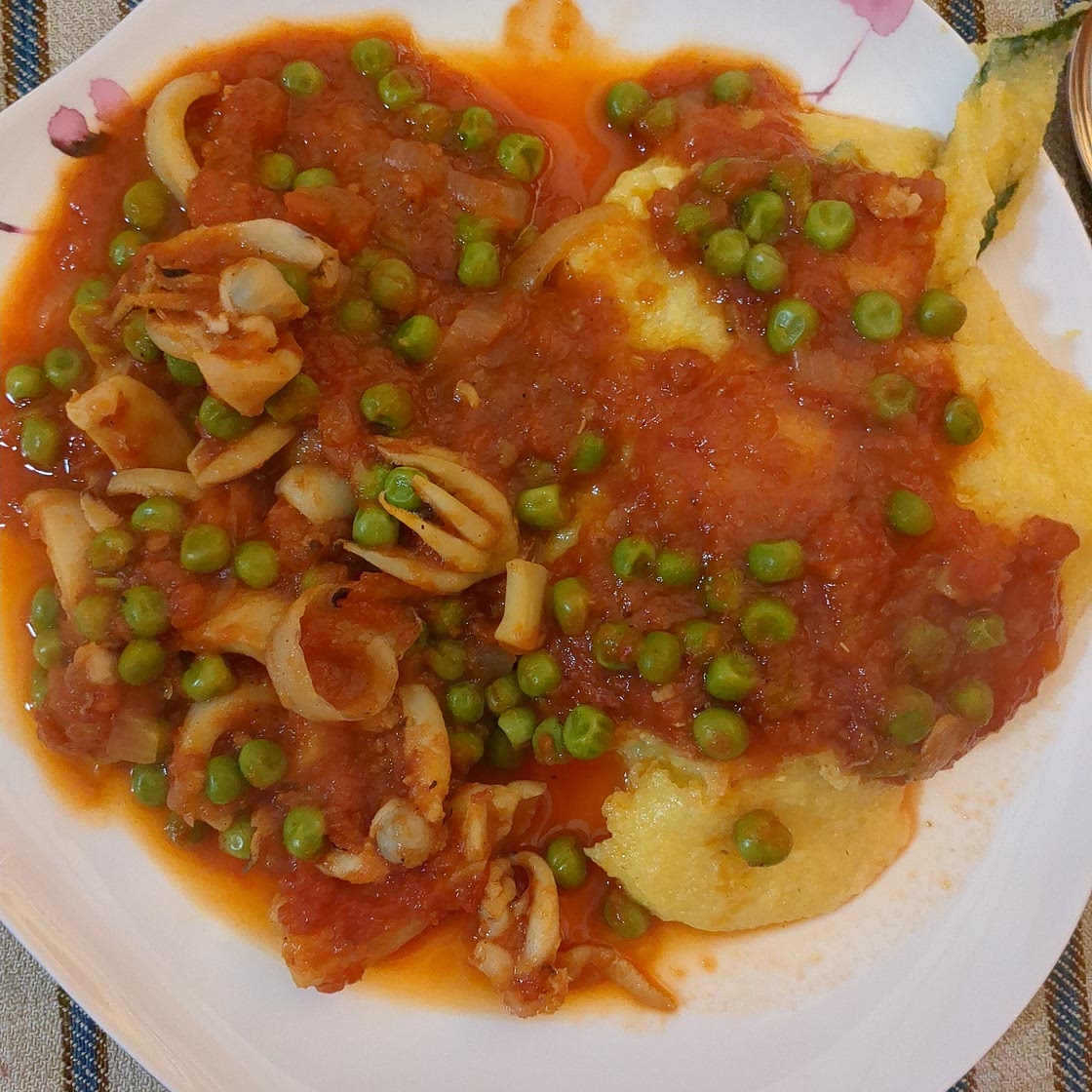SEPPIE E PISELLI IN UMIDO CON POLENTA