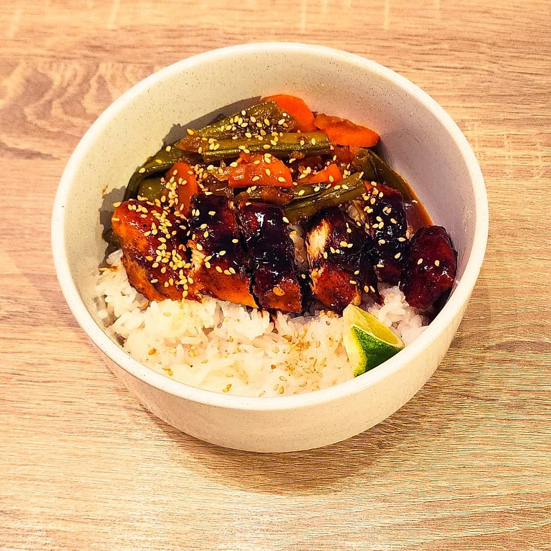 Poulet laqué et sauté de légumes au sésame