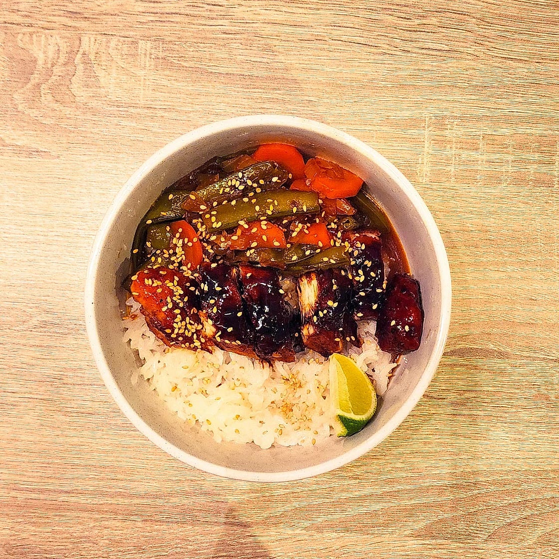 Poulet laqué et sauté de légumes au sésame