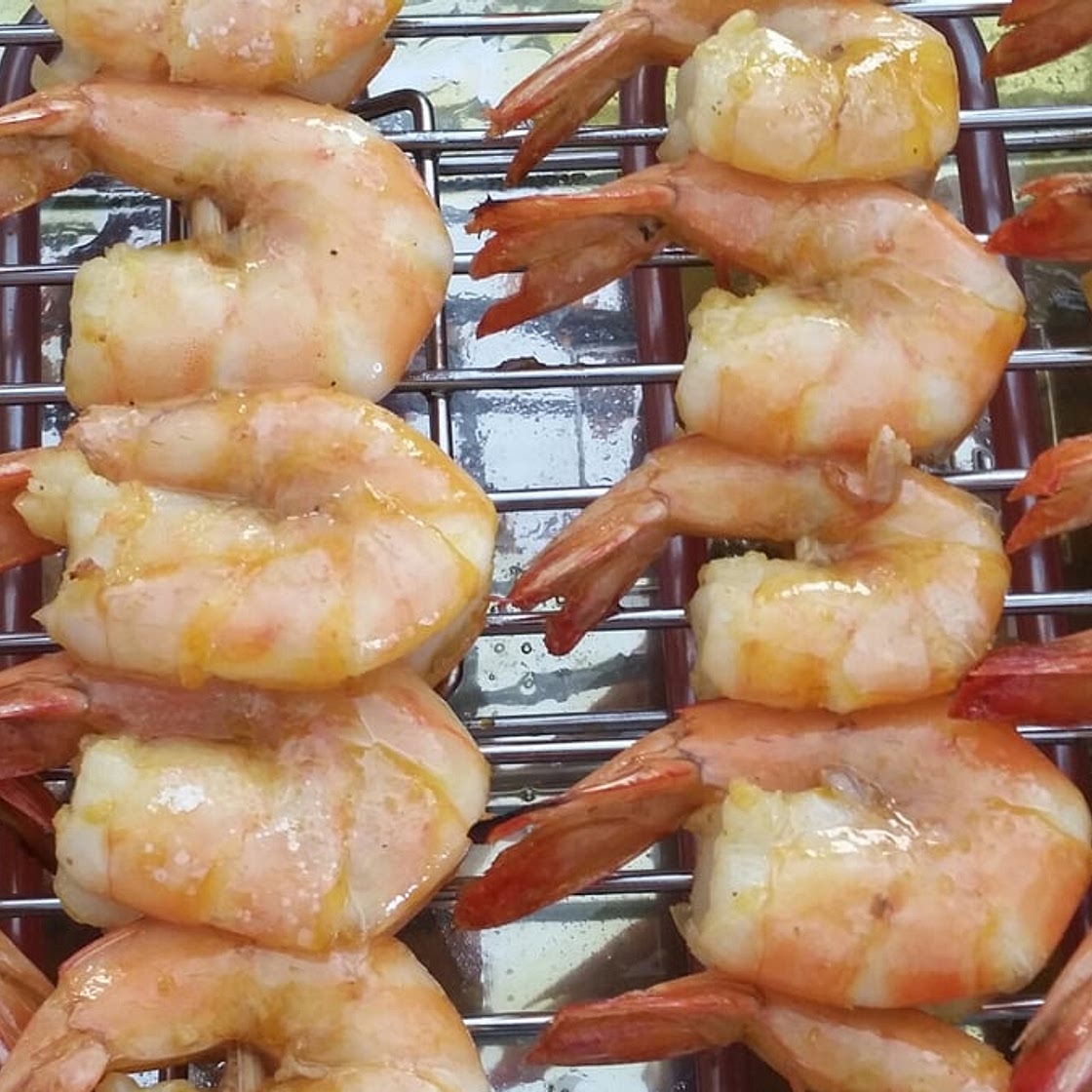 Espetos de camarão na brasa
