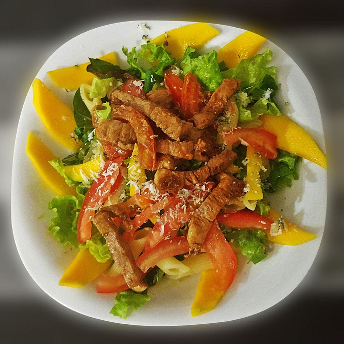 Salada com penne, manga e filé de lombo