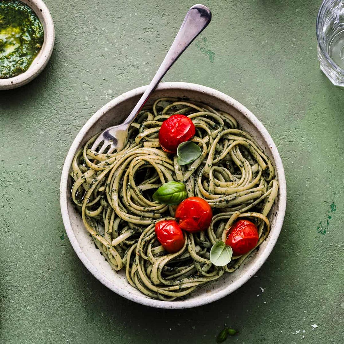 Pasta with cherry tomatoes and pesto