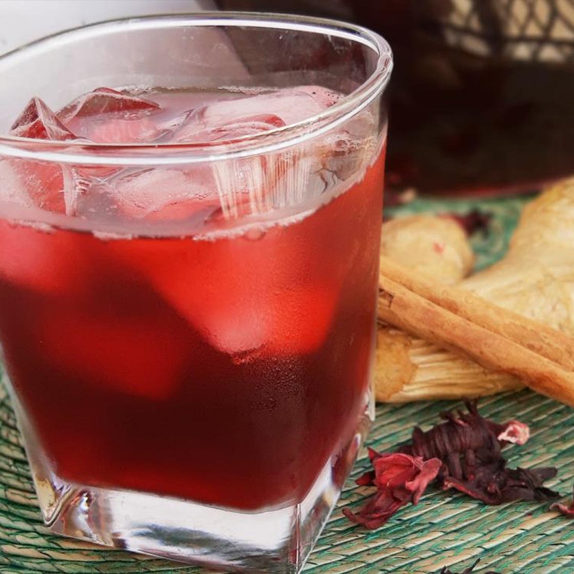 Agua de Jamaica con canela y jengibre