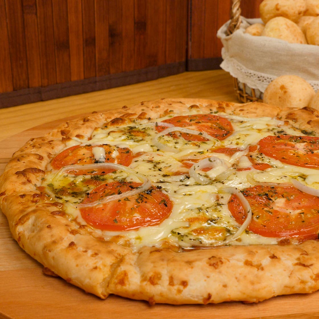Pizza com borda de pão de queijo
