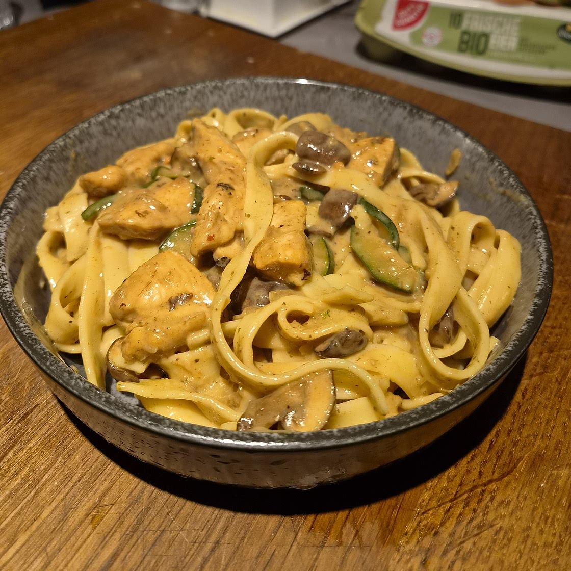Hühnchen-Nudeln in cremiger Sauce