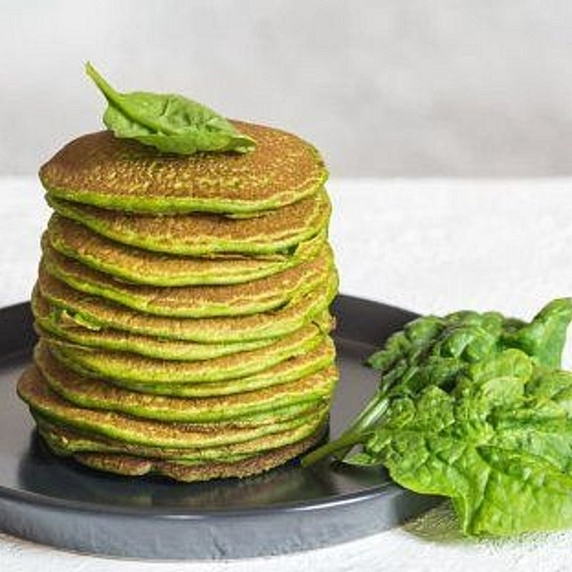 Torre de panqueques de espinacas