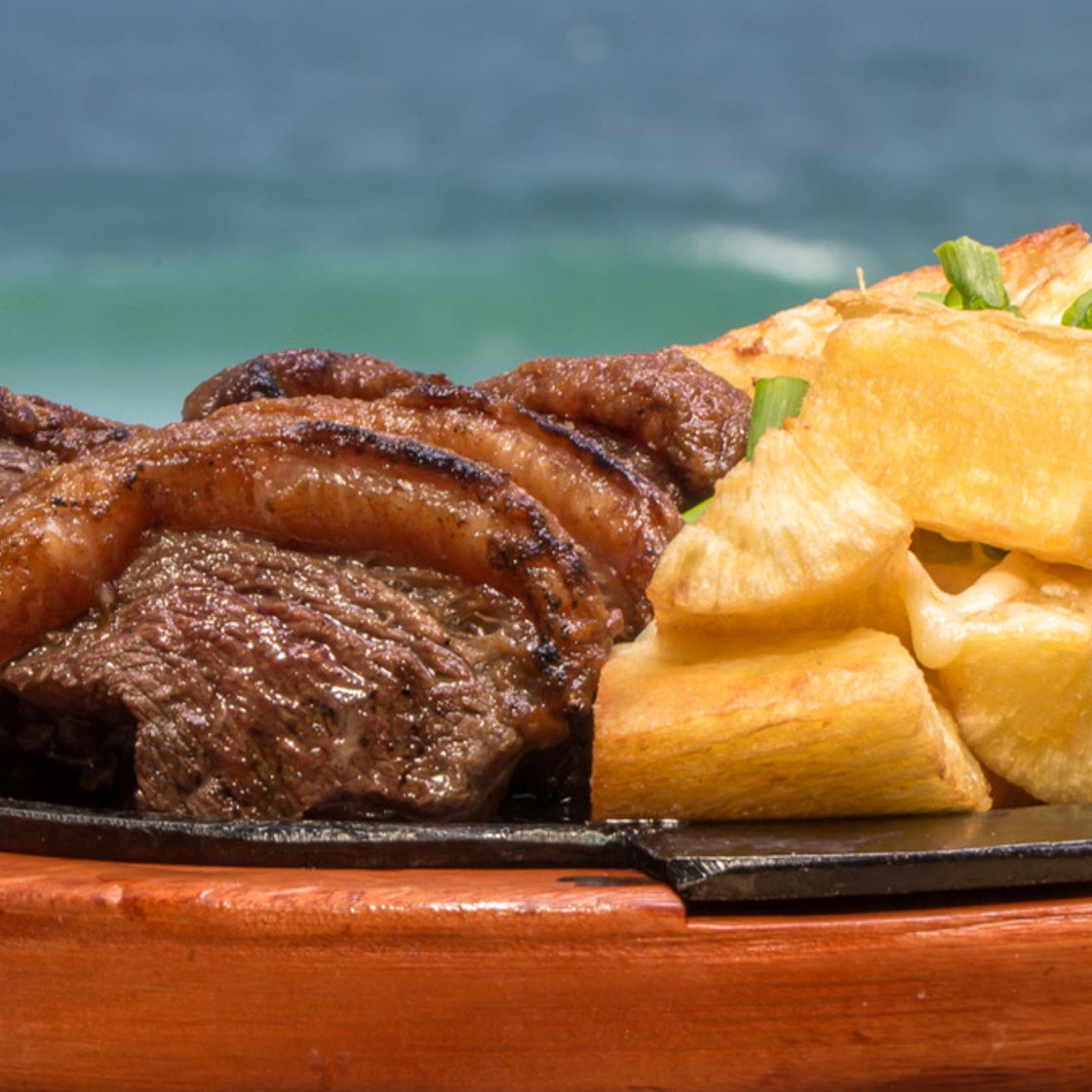 Picanha na chapa com mandioca na manteiga e mussarela