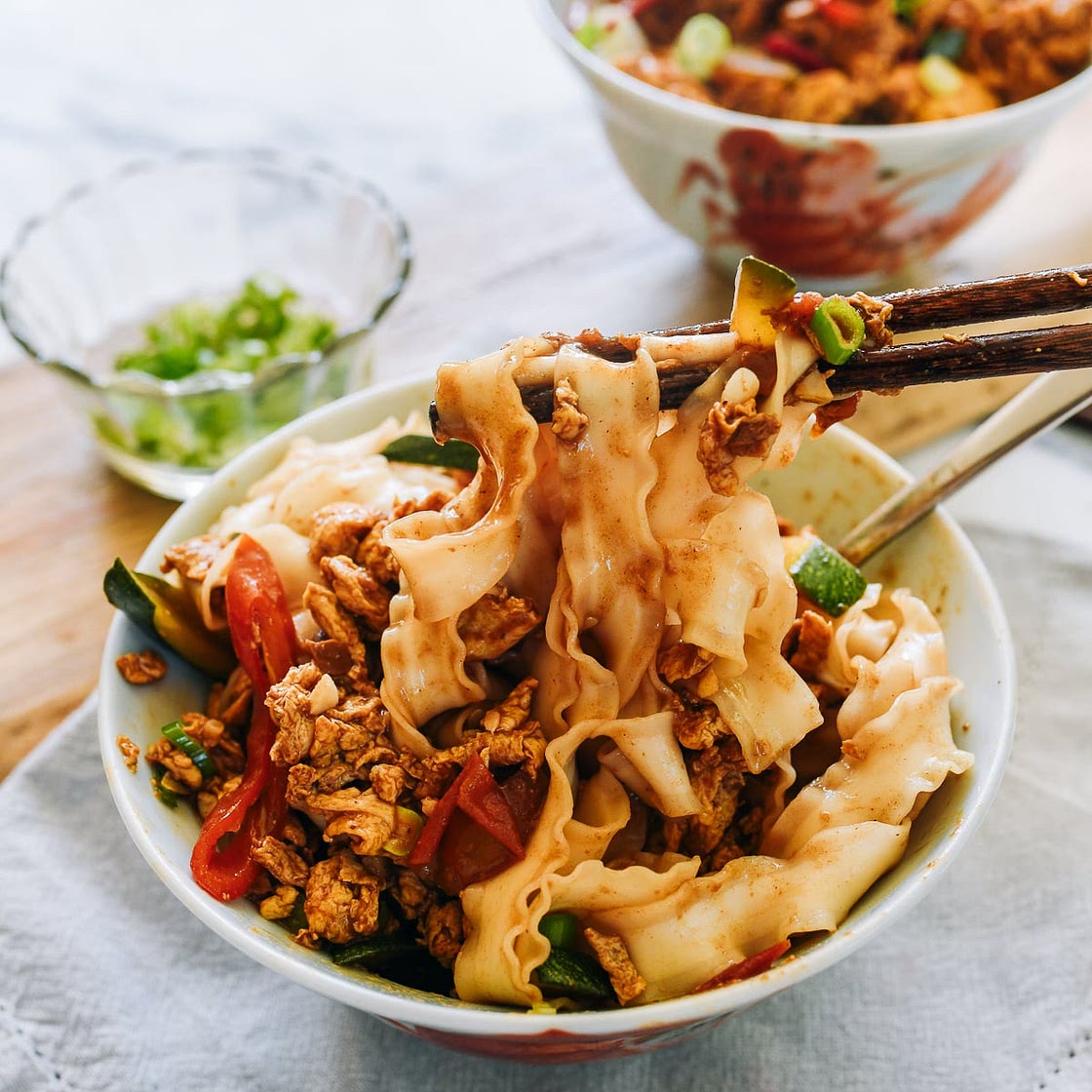 Braised Eggs with Noodles