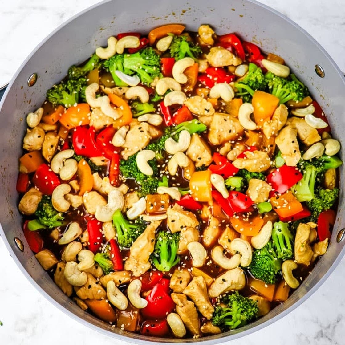 Easy Cashew Chicken Stir Fry with Broccoli and Peppers