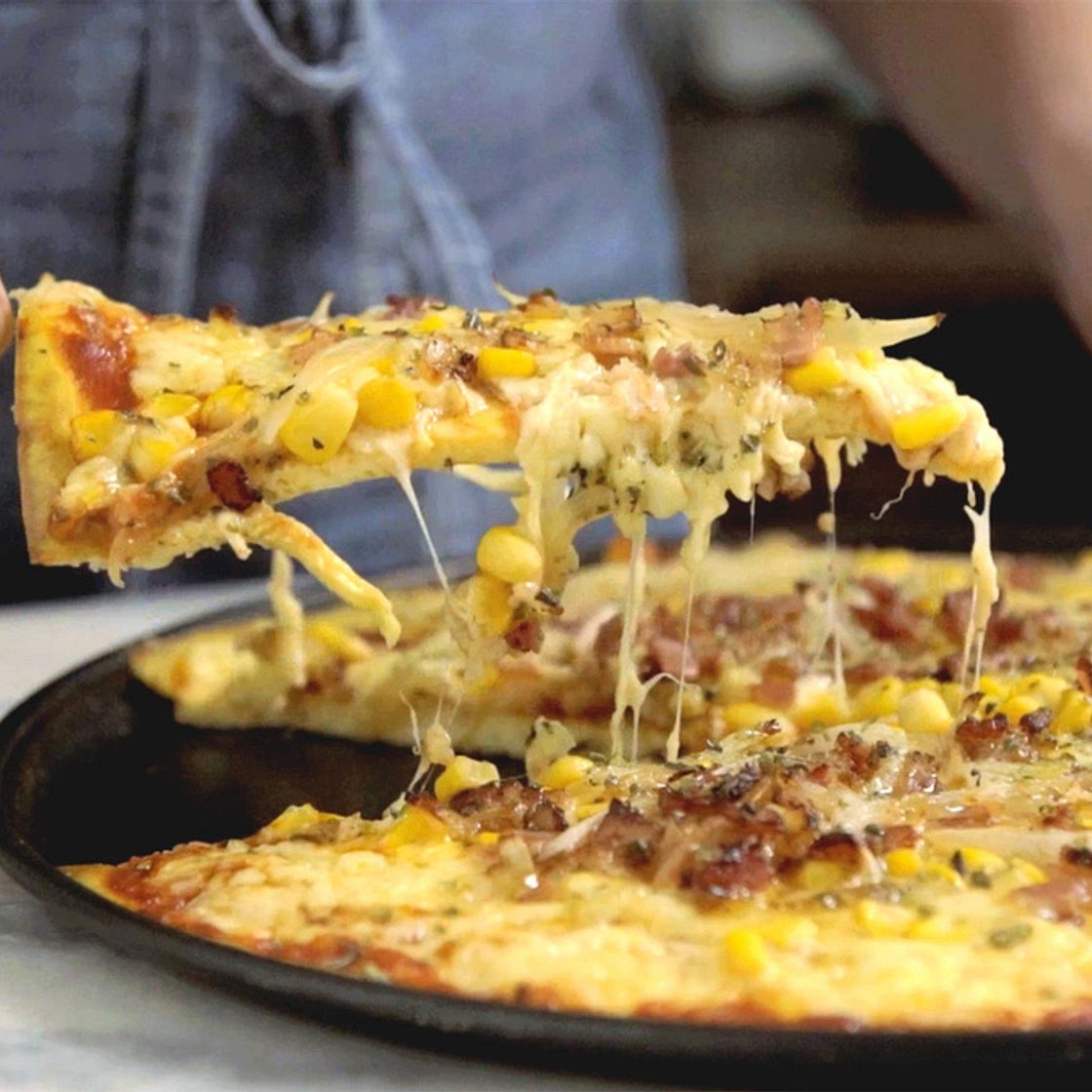Pizza com massa de omelete