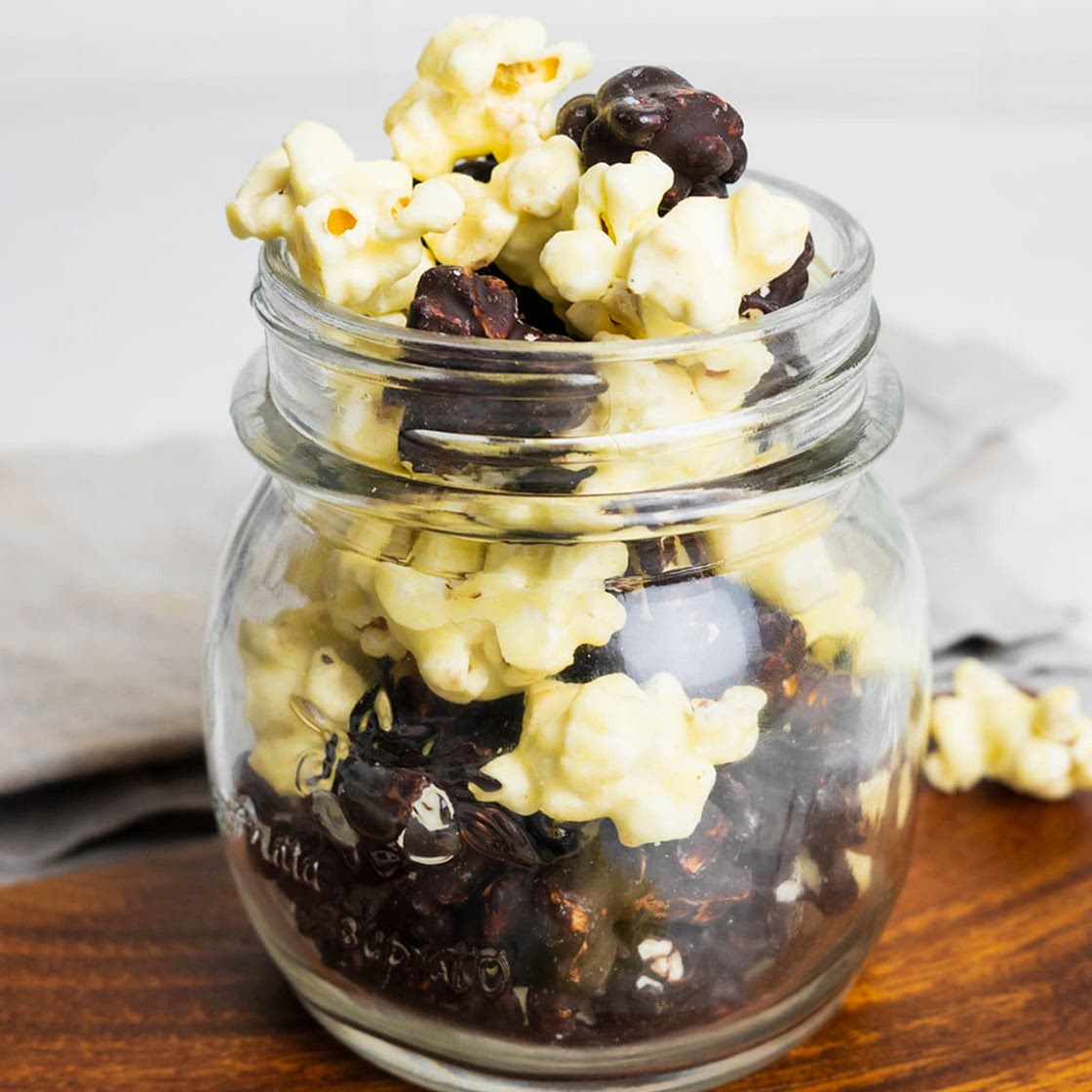 Pipocas zebra com dois chocolates