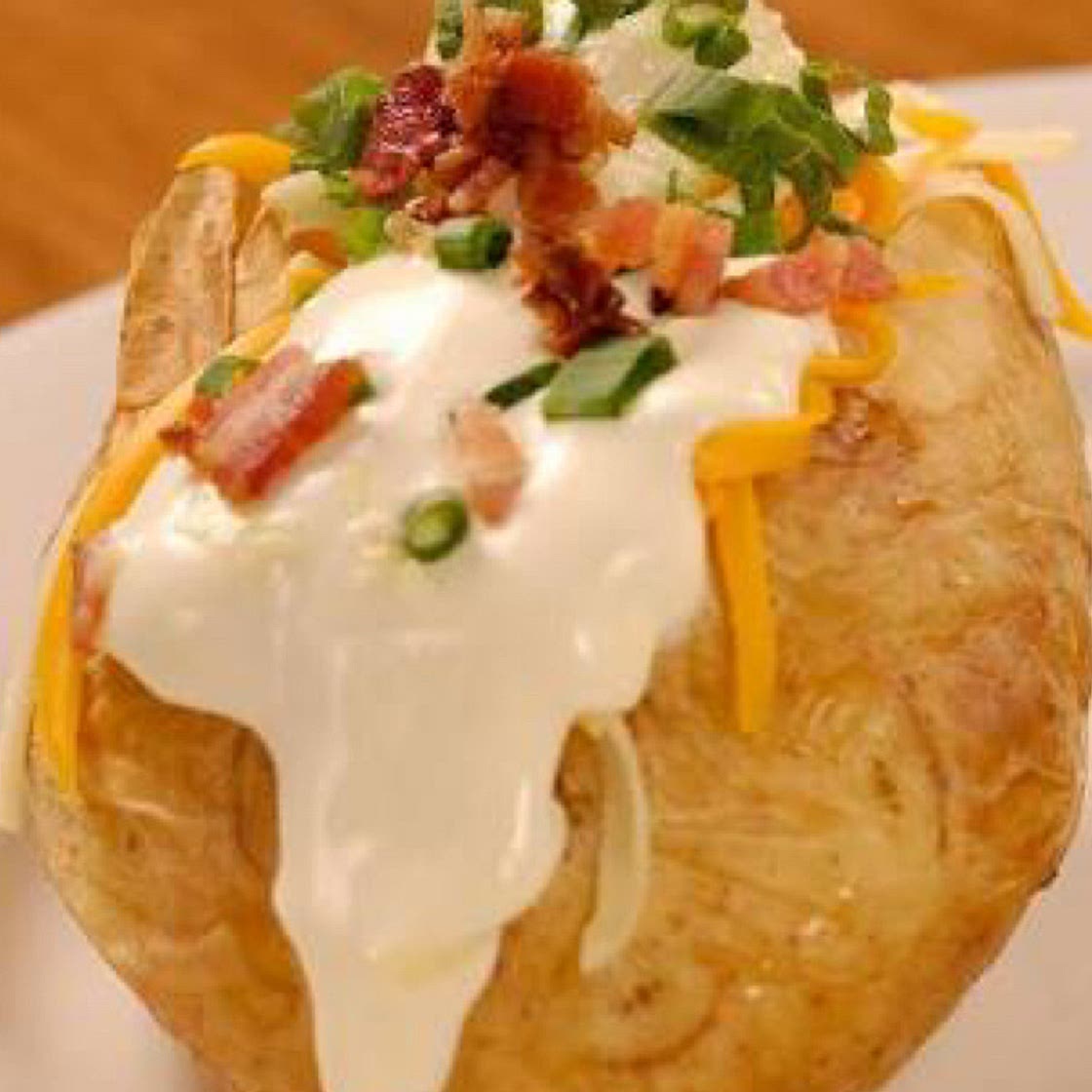 Batata recheada com queijo e bacon