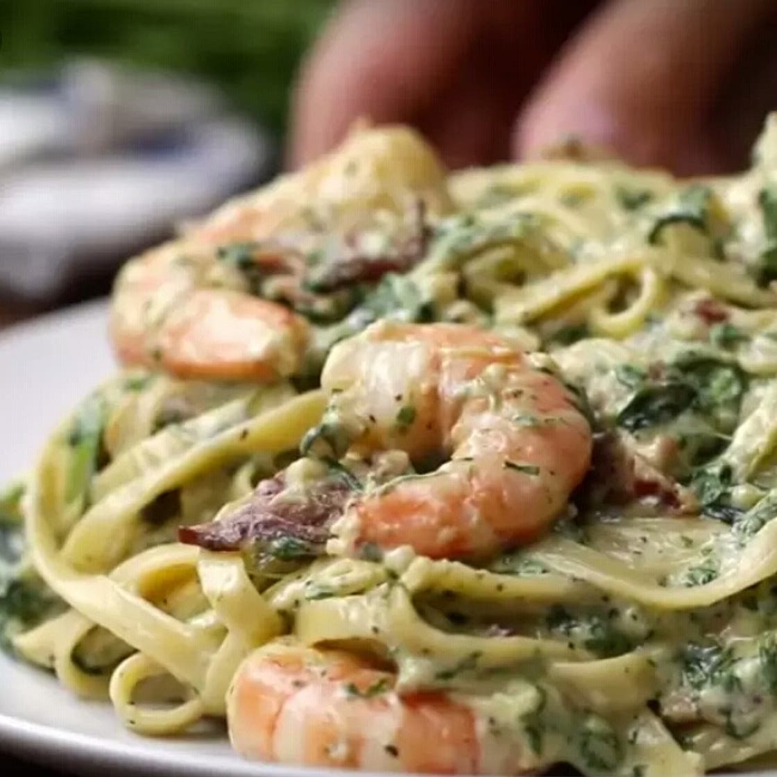 Macarrão com bacon e camarão ao alfredo