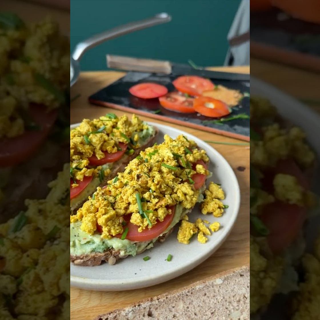 Rührtofu-Avocado-Brot