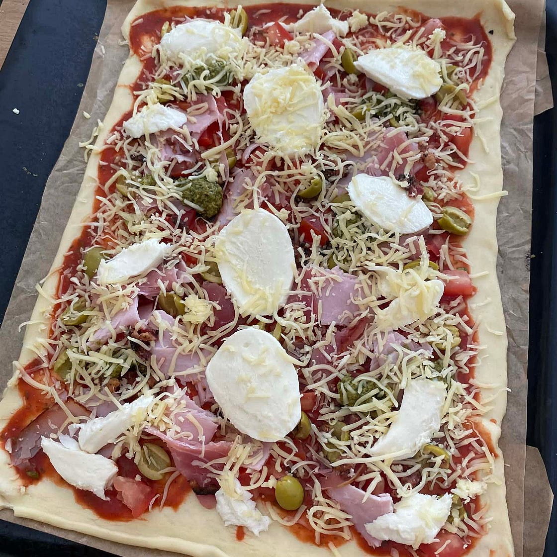 Homemade pizza pesto